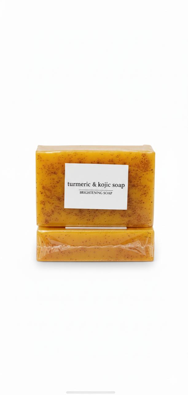 Texture et mousse du savon illuminateur curcuma